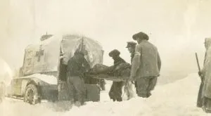 2515- Loading an SSU 3 ambulance in Alsace, 1915. Photographer unknown.