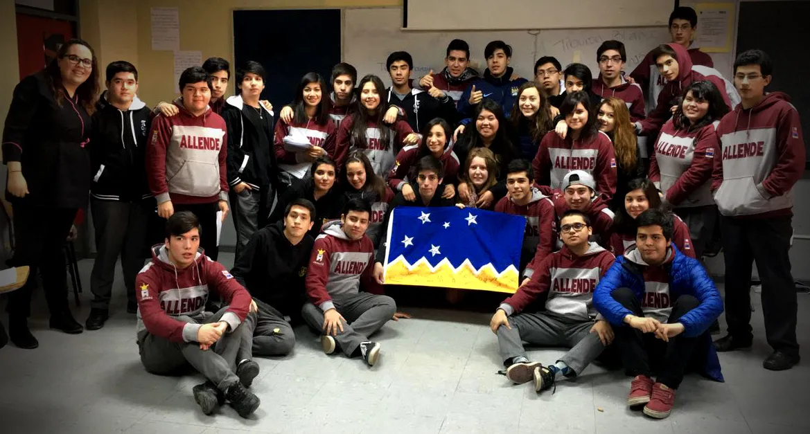 Photo du dernier jour de classe, avec le drapeau de la région.