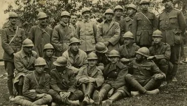 Julian Allen (premier rang à gauche) avec d’autres ambulanciers volontaires de l’American Field ServiceSSSU-4-group-photo-Copy-1024×661