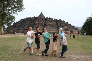 INA-HS-afs-student-with-host-family-in-indonesia