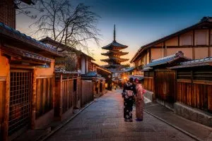 JPN-LI-street-in-kyoto-japan