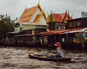 THA-HS-woman-in-a-boat-in-bangkok