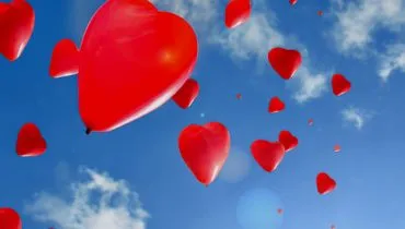 Ballon Herzen am Himmel