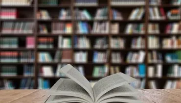Buch liegt aufgeschlagen auf einem Tisch