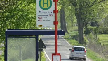 Bushaltestelle in Deutschland: AFS Gastkind aus den USA in Deutschland