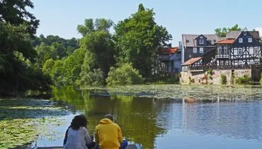 Jugendliche sitzen in der Sonne auf einem Steg: AFS Gastkind berichtet über die Erfahrungen in Deutschland
