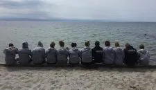 Gruppenbild am Strand: AFSerin während ihres Aufenthaltes in Dänemark