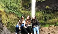 ERFAHRUNGSBERICHT-Chile-Auslandsjahr-Lena-2017-beste Freundinnen-am-Wasserfall