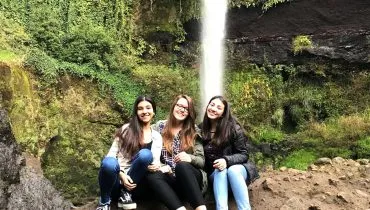 ERFAHRUNGSBERICHT-Chile-Auslandsjahr-Lena-2017-beste Freundinnen-am-Wasserfall