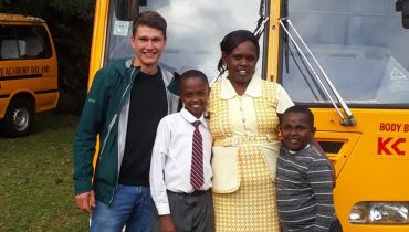 ERFAHRUNGSBERICHT-weltwaerts-Kenia-Manuel-2018-Gastfamilie-bei-Jubiläumsfeier