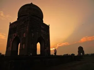 Sonnenuntergang bei einem alten Gebäude in Indien
