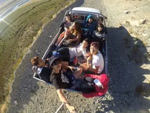 Jugendliche auf der Ladefläche eines Transporters unterwegs in Neuseeland