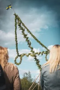 Schweden-Midsommer-robert-nordahl-wPX7QoAjIn0-unsplash