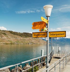 Schweiz-Straßenschild-SofiLayla-pixabay