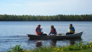 Kanua auf einem See in Finnland