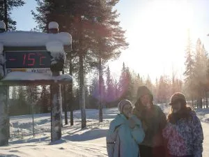 AFSerin Lilith isst Eis bei Minusgraden während ihres Auslandsjahres in Finnland