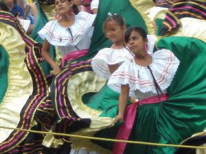 Tänzerinnen in traditioneller Kleidung in Costa Rica