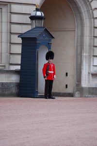 Wächter in historischem Kostüm vor seinem Wachhäuschen in London
