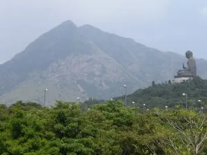 Buddha in der Berglandschaft um Hongkong