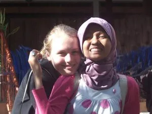 Katrin mit einer Freundin während ihres Schüleraustauschs in Indonesien