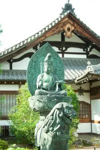Buddha-Statue vor einem Haus in Japan
