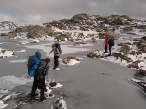 Fernwandern in Norwegen überqueren eine Eisfläche