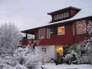 rotes Holzhaus in Norwegen im Schnee