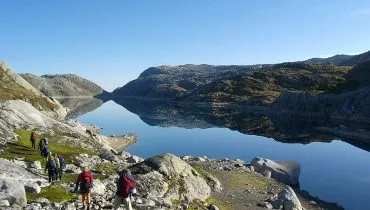 Wanderer an einem Fjord in Norwegen