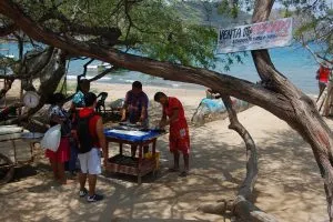 Menschen verkaufen Fisch am Strand in Kolumbien