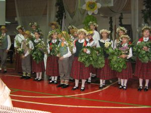 Jugendliche, traditionelle Blumenkränze bei Fest in Lettland