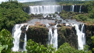 große Wasserfälle im Wald in Paraguay