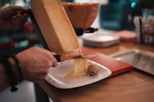Schweiz-Raclette-claudio-schwarz-purzlbaum-unsplash