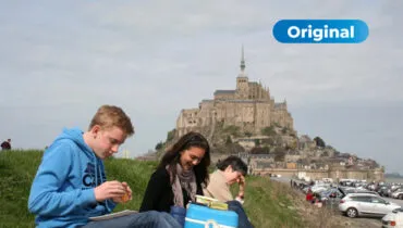 Jugendliche in Frankreich mit Blick auf den Mont St. Michel. AFS-Schüleraustausch.