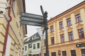 Tschechien-Straßenschild Cutna Hora-dovlet-madatov-unsplash