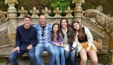 Joshua mit Gastfamilie in Portugal