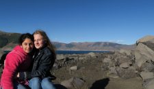 Zwei Mädchen vor Berglandschaft in Chile