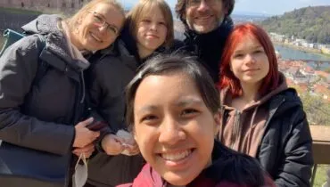 Gastfamilie und Gastkind beim Ausflug