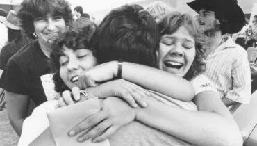 Participants saying goodbye with tearsArchive – Archival