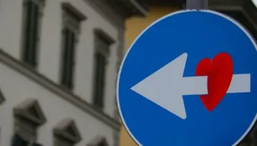 Verkehrsschild mit Herz