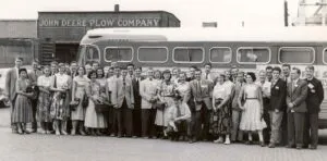 Alumni USA Gruppe mit Bus