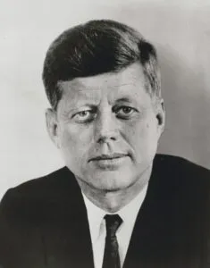 Jon F. Kenney spricht 1963 zu AFS-Teilnehmern vor dem Weißen Haus