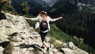 Mädchen reist in schöner Landschaft