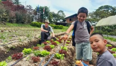 Silas im Freiwilligendienst bei der Feldarbeit in Costa Rica