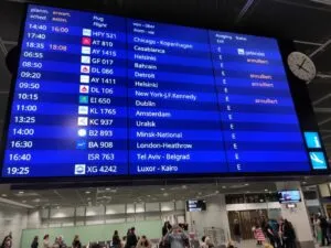 Flughafen Anzeigentafel – vor 75 Jahren Ging es noch per Schiff