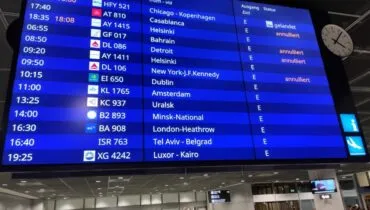 Flughafen Anzeigentafel – vor 75 Jahren Ging es noch per Schiff