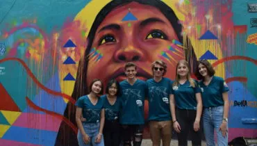 AFS-Austauschschüler und -schülerinnen vor einem Graffiti in Bogota
