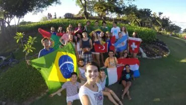 Internationale AFS-Gruppe mit Landesflaggen