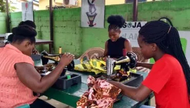 AFS-Freiwilligendienst in Ghana. B.A.S.I.C.S. international. Frauen am Arbeiten.