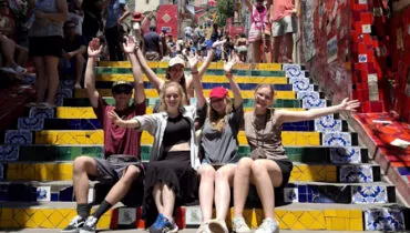 Marit mit Freunden auf einer Treppe in Paraguay