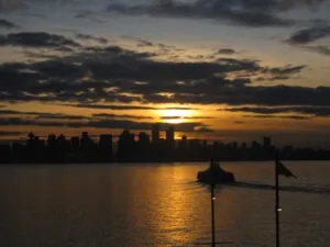 Genieße den sonnenuntergang am Stand in Kanada im Freiwilligendienst mit AFS.